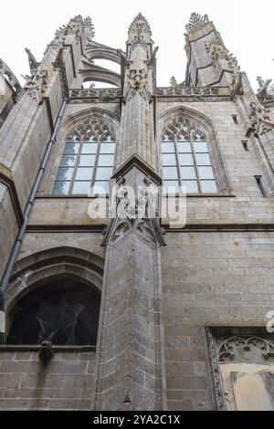 Dettaglio di una struttura gotica della chiesa con finestre riccamente decorate e ornamenti in pietra, le Mont-Saint-Michel Foto Stock