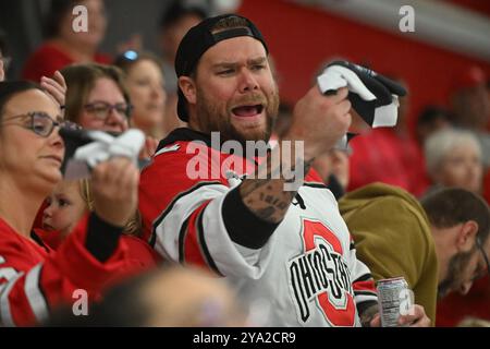 Columbus, Ohio, Stati Uniti. 11 ottobre 2024. Tifosi di hockey femminile dello stato dell'Ohio prima della partita contro i Minnesota a Columbus, Ohio. Brent Clark/Cal Sport Media/Alamy Live News Foto Stock