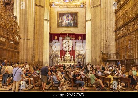 Grande cattedrale con numerosi visitatori e decorazioni impressionanti, Siviglia Foto Stock