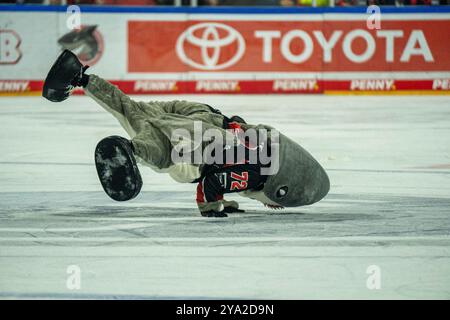 Koeln, Germania. 11 ottobre 2024. Maskottchen der Koelner Haie Koelner Haie vs. Schwenninger Wild Wings, Eishockey, Deutsche Eishockey-Liga, Penny DEL, 8. Spieltag, Saison 2024/2025, 11.10.2024 foto: Eibner-Pressefoto/Justin Derondeau credito: dpa/Alamy Live News Foto Stock