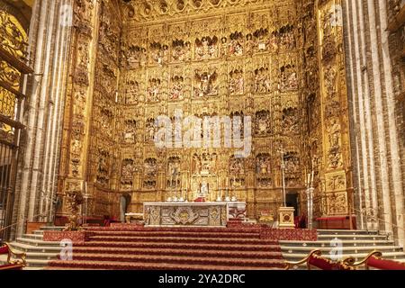 Altare dorato e decorato in una cattedrale, Siviglia Foto Stock