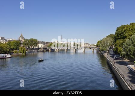 Ampia vista su un fiume con diversi ponti e sulla Torre Eiffel sullo sfondo, Parigi Foto Stock