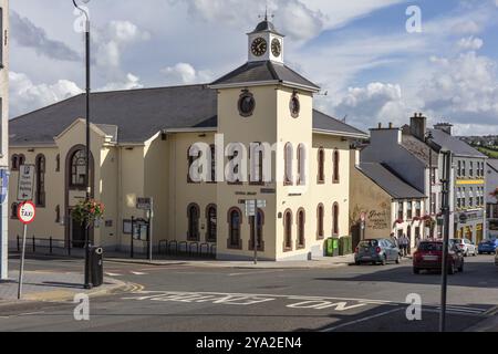 Torre dell'orologio ad un incrocio trafficato in una piccola città, Letterkenny Foto Stock