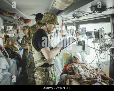 Evacuazione di soldati gravemente feriti, luogo non divulgato, Donbass in prima linea, Ucraina, 2024, Europa Foto Stock