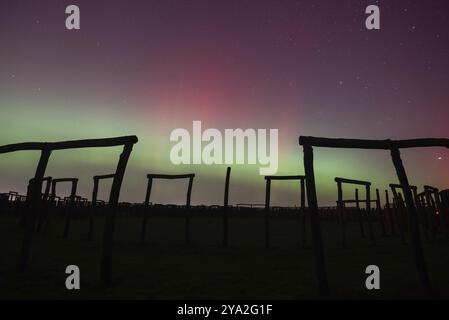 Aurora boreale (aurora boreale) sopra il santuario ad anello di Poemmelte, complesso di fossati circolari preistorici, conosciuto anche dagli archeologi come tedesco Foto Stock