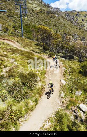 THREDBO, AUSTRALIA, 15 DICEMBRE 2023: Gli amanti della mountain bike scendono da Thredbo in una calda giornata estiva nelle Snowy Mountains, nuovo Galles del Sud, Australia, Foto Stock