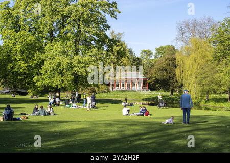 Copenaghen, Danimarca, 7 maggio 2022: Persone che si godono il sole di fronte allo storico Padiglione Cinese nei Giardini di Frederiksberg, in Europa Foto Stock