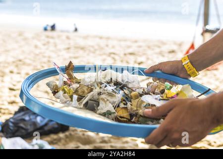 Pulizia della spiaggia. Pulire le spiagge sporche per azione dell'uomo. Sostenibilità del pianeta e conservazione della natura Foto Stock