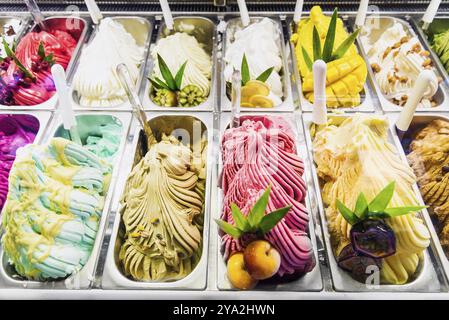 Classic gourmet Italiani gelatto gelato Gelato display in negozio Foto Stock