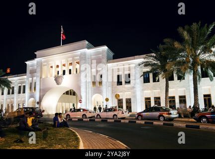 Famosa piazza bab al bahrain, punto di riferimento nel centro storico di manama di notte Foto Stock