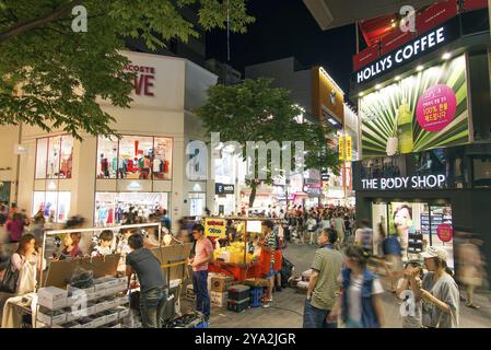 Via dello shopping di Myeongdong a seoul, corea del Sud, di notte Foto Stock