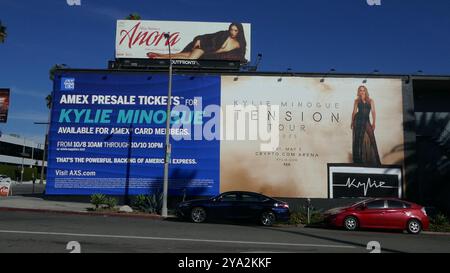 Los Angeles, California, USA 11 ottobre 2024 Kylie Minogue Tension Tour Billboard su Sunset Blvd l'11 ottobre 2024 a Los Angeles, California, USA. Foto di Barry King/Alamy Stock Photo Foto Stock