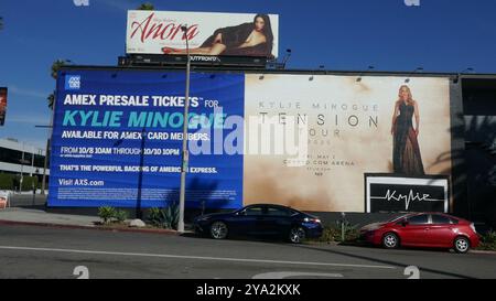 Los Angeles, California, USA 11 ottobre 2024 Kylie Minogue Tension Tour Billboard su Sunset Blvd l'11 ottobre 2024 a Los Angeles, California, USA. Foto di Barry King/Alamy Stock Photo Foto Stock