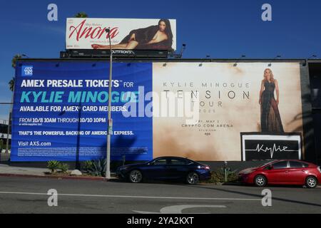 Los Angeles, California, USA 11 ottobre 2024 Kylie Minogue Tension Tour Billboard su Sunset Blvd l'11 ottobre 2024 a Los Angeles, California, USA. Foto di Barry King/Alamy Stock Photo Foto Stock