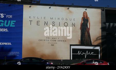 Los Angeles, California, USA 11 ottobre 2024 Kylie Minogue Tension Tour Billboard su Sunset Blvd l'11 ottobre 2024 a Los Angeles, California, USA. Foto di Barry King/Alamy Stock Photo Foto Stock