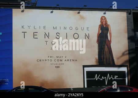 Los Angeles, California, USA 11 ottobre 2024 Kylie Minogue Tension Tour Billboard su Sunset Blvd l'11 ottobre 2024 a Los Angeles, California, USA. Foto di Barry King/Alamy Stock Photo Foto Stock