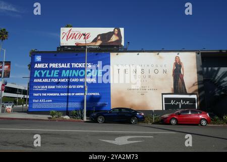 Los Angeles, California, USA 11 ottobre 2024 Kylie Minogue Tension Tour Billboard su Sunset Blvd l'11 ottobre 2024 a Los Angeles, California, USA. Foto di Barry King/Alamy Stock Photo Foto Stock