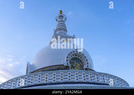 Leh, India, 5 aprile 2023: Vista del famoso Shanti Stupa situato sulla cima di una collina che si affaccia su Leh, Asia Foto Stock