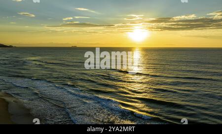 Florianopolis, spiaggia di Campeche all'alba. Brasile. Quartiere di Rio Tavares Foto Stock