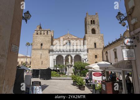 Monreale, Italia, 18 luglio 2023: Esterno della Cattedrale di Monreale, una chiesa cattolica e patrimonio mondiale dell'UNESCO, Europa Foto Stock