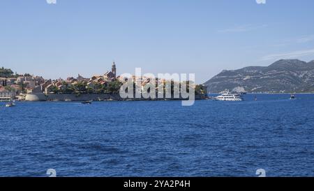 Vista del centro storico di Korcula dal mare, Dalmazia centrale, Dalmazia, costa adriatica, Croazia, Europa Foto Stock