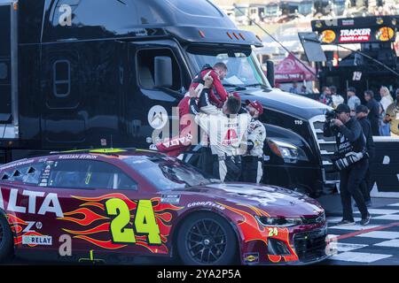 William Byron celebra la sua vittoria per il Cook Out 400 a Martinsville, Virginia, USA, Nord America Foto Stock
