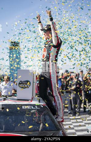Christopher Bell celebra la sua vittoria per The Shriners Children's 500 ad Avondale, Arizona, USA, Nord America Foto Stock