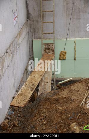 Attraversamento improvvisato con tavole di legno sopra un pozzo di scavo Foto Stock