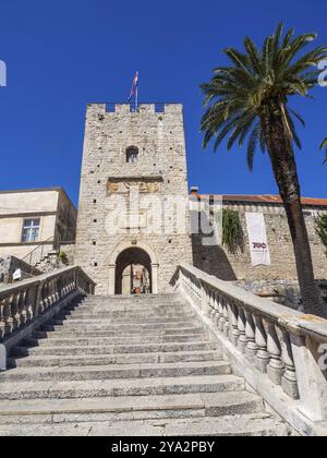 Scale e porta medievale che conducono al centro storico di Korcula, Korcula, Dalmazia, Croazia, Europa Foto Stock