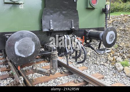 Raccordo e tubo pneumatico su un vecchio carrello ferroviario Foto Stock