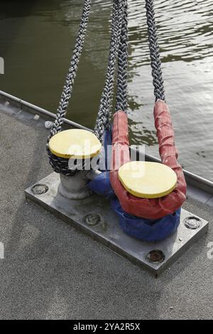 Dissuasore giallo per la sicurezza delle navi nel porto di Amburgo Foto Stock