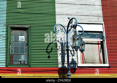 Casa colorata con lanterna blu nel quartiere la Boca, Buenos Aires Argentina Foto Stock