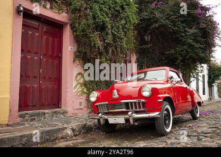 Vecchia auto nella strada di Colonia del Sacramento. Colonia si trova sul Rio de la Plata in Uruguay, è la città più antica dell'Uruguay e la sua storia Foto Stock