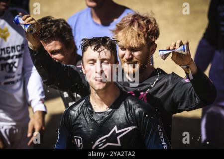 MAYDENA, AUSTRALIA, 24 FEBBRAIO: Ronan Dunne d'Irlanda celebra la sua vittoria con Red Bull drink al Red Bull Hardline Tasmania il 2 febbraio Foto Stock