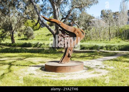 Paesaggio fluviale sul fiume Campaspe e la famosa scultura Platypus Compass nel pomeriggio vicino ad Axedale in Victoria, Australia, Oceania Foto Stock