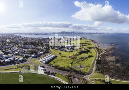 Viste aeree di Williamstown in una giornata invernale limpida a Melbourne, Victoria, Australia, Oceania Foto Stock