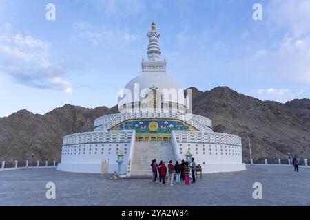 Leh, India, 5 aprile 2023: Vista del famoso Shanti Stupa situato sulla cima di una collina che si affaccia su Leh, Asia Foto Stock