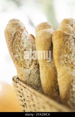 Baguette francesi fresche nel cestino Foto Stock