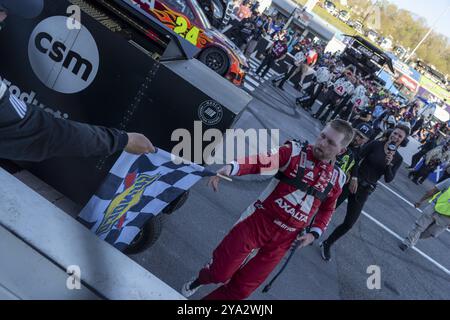 William Byron celebra la sua vittoria per il Cook Out 400 a Martinsville, Virginia, USA, Nord America Foto Stock