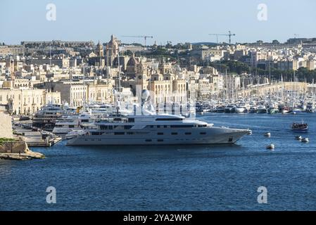 Valletta, Malta, 01 06 2022: Nave di lusso al porto con le case sullo sfondo, Europa Foto Stock