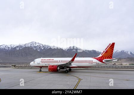 Leh, India, 31 marzo 2023: Air India airbus A320 parcheggiato presso l'aeroporto Kushok Bakula Rimpochee, Asia Foto Stock