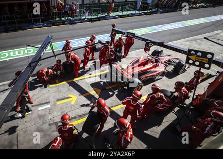 MELBOURNE, AUSTRALIA, 24 MARZO: Carlos Sainz di Spagna e Scuderia Ferrari si prepara a vincere il Gran Premio d'Australia 2024 ad Albert Park in Foto Stock