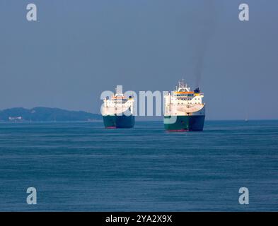 Navi merci RO-RO Hurst Point e Anvil Point ancorate nell'ancoraggio Salt Mead, vicino a Cowes, Isola di Wight Foto Stock