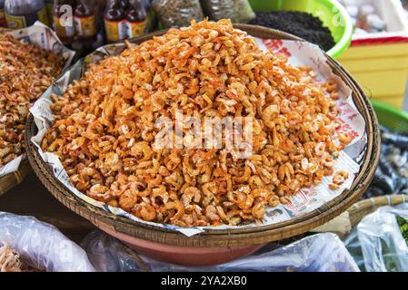 Gamberetti secchi asiatici nel mercato kep in cambogia Foto Stock