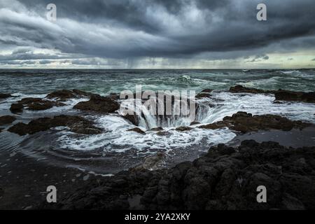 Una giornata tempestosa al Thor's Well, Oregon centrale, Stati Uniti. Immagine a colori Foto Stock