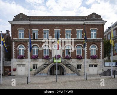 Hoegaarden, Brabante fiammingo, Belgio, 08 01 2022, facciata del municipio con bandiera belga, fiamminga, locale ed europea, Europa Foto Stock