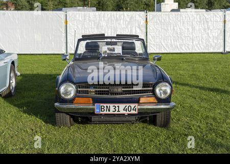 Copenaghen, Danimarca, 2 agosto 2024: Un'auto d'epoca nera TR6 al Copenhagen Historic Grand Prix, Europa Foto Stock