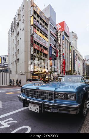 TOKYO, GIAPPONE, 12 MAGGIO 2019, Una classica auto americana vicino a Shibuya Crossing e Tower Records, nel centro di Tokyo, Giappone, Asia Foto Stock