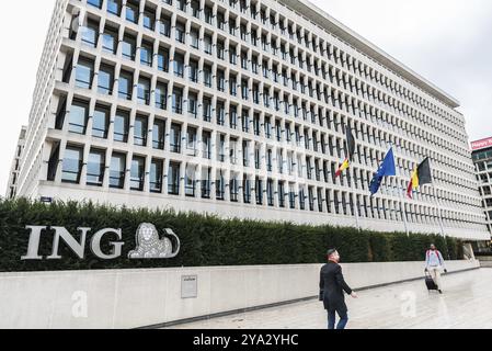 Centro storico di Bruxelles, regione di Bruxelles capitale, Belgio, 12 20 2019 facciata rettangolare moderna della banca ING e compagnia assicurativa, Europa Foto Stock