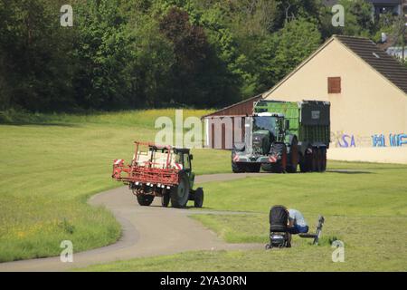 Incontro tra un trattore grande e un trattore piccolo su una corsia di campagna Foto Stock